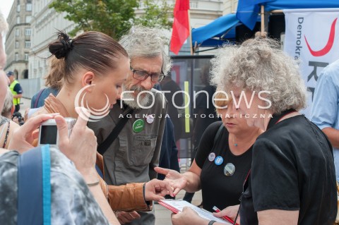  08.07.2017 WARSZAWA<br />PIKIETA POPARCIA DLA DELEGALIZACJI ONR<br />N/Z MAREK KOSSAKOWSKI PAULINA PIECHNA WIECKIEWICZ<br /> 