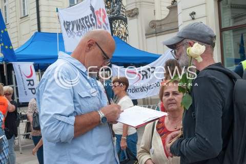  08.07.2017 WARSZAWA<br />PIKIETA POPARCIA DLA DELEGALIZACJI ONR<br />N/Z UCZESTNICY WYDARZENIA PODPISUJACY PETYCJE<br /> 