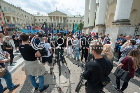  08.07.2017 WARSZAWA<br />PIKIETA NIE DLA ISLAMIZACJI POLSKI<br />N/Z UCZESTNICY PIKIETY<br /> 