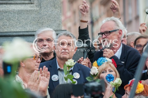  10.07.2017 WARSZAWA<br />MANIFESTACJA OPOZYCJI PODCZAS MIESIECZNICY SMOLENSKIEJ<br />N/Z WLADYSLAW FRASYNIUK PAWEL KASPRZAK WLODZIMIERZ CIMOSZEWICZ<br /> 