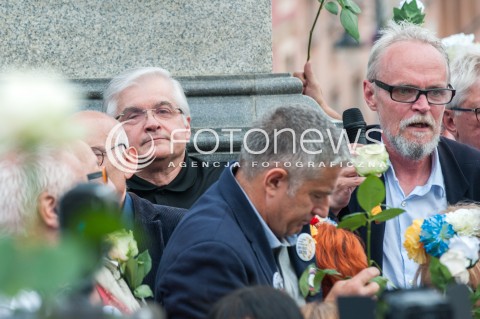  10.07.2017 WARSZAWA<br />MANIFESTACJA OPOZYCJI PODCZAS MIESIECZNICY SMOLENSKIEJ<br />N/Z WLODZIMIERZ CIMOSZEWICZ PAWEL KASPRZAK<br /> 