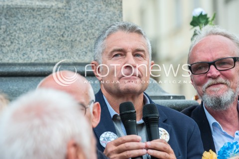  10.07.2017 WARSZAWA<br />MANIFESTACJA OPOZYCJI PODCZAS MIESIECZNICY SMOLENSKIEJ<br />N/Z WLADYSLAW FRASYNIUK PAWEL KASPRZAK <br /> 