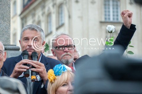  10.07.2017 WARSZAWA<br />MANIFESTACJA OPOZYCJI PODCZAS MIESIECZNICY SMOLENSKIEJ<br />N/Z WLADYSLAW FRASYNIUK PAWEL KASPRZAK<br /> 