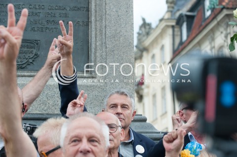  10.07.2017 WARSZAWA<br />MANIFESTACJA OPOZYCJI PODCZAS MIESIECZNICY SMOLENSKIEJ<br />N/Z WLADYSLAW FRASYNIUK<br /> 