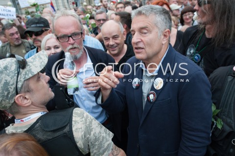 Manifestacja opozycji podczas miesięcznicy smoleńskiej w Warszawie