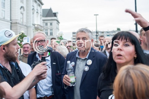  10.07.2017 WARSZAWA<br />MANIFESTACJA OPOZYCJI PODCZAS MIESIECZNICY SMOLENSKIEJ<br />N/Z WLADYSLAW FRASYNIUK PAWEL KASPRZAK<br /> 