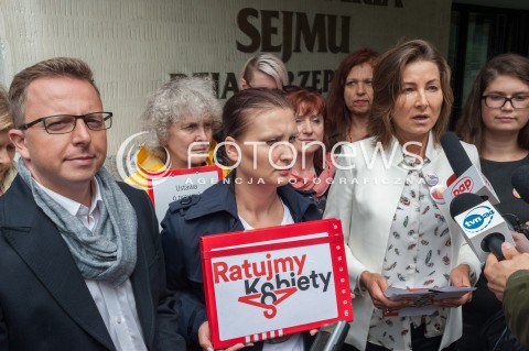  13.07.2017 WARSZAWA<br />ZLOZENIE DO SEJMU PROJEKTU USTAWY O PRAWACH KOBIET I SWIADOMYM RODZICIELSTWIE PRZEZ KOMITET INICJATYWY USTAWODAWCZEJ RATUJMY KOBIETY<br />N/Z PAULINA PIECHNA WIECKIEWICZ ANNA KARASZEWSKA DARIUSZ JONSKI EWA DABROWSKA SZULC<br /> 
