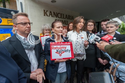 13.07.2017 WARSZAWA<br />ZLOZENIE DO SEJMU PROJEKTU USTAWY O PRAWACH KOBIET I SWIADOMYM RODZICIELSTWIE PRZEZ KOMITET INICJATYWY USTAWODAWCZEJ RATUJMY KOBIETY<br />N/Z PAULINA PIECHNA WIECKIEWICZ ANNA KARASZEWSKA DARIUSZ JONSKI EWA DABROWSKA SZULC<br /> 