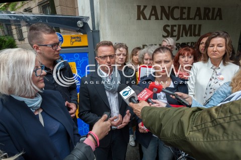  13.07.2017 WARSZAWA<br />ZLOZENIE DO SEJMU PROJEKTU USTAWY O PRAWACH KOBIET I SWIADOMYM RODZICIELSTWIE PRZEZ KOMITET INICJATYWY USTAWODAWCZEJ RATUJMY KOBIETY<br />N/Z PAULINA PIECHNA WIECKIEWICZ ANNA KARASZEWSKA DARIUSZ JONSKI KRYSTYNA KACPURA <br /> 