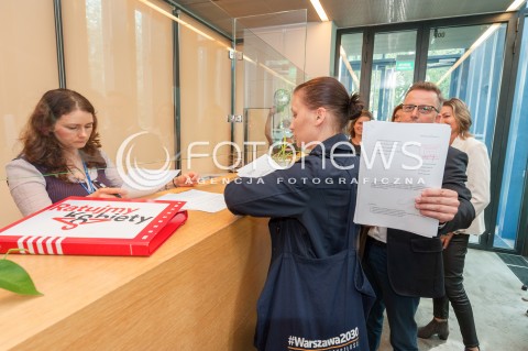  13.07.2017 WARSZAWA<br />ZLOZENIE DO SEJMU PROJEKTU USTAWY O PRAWACH KOBIET I SWIADOMYM RODZICIELSTWIE PRZEZ KOMITET INICJATYWY USTAWODAWCZEJ RATUJMY KOBIETY<br />N/Z PAULINA PIECHNA WIECKIEWICZ DARIUSZ JONSKI <br /> 