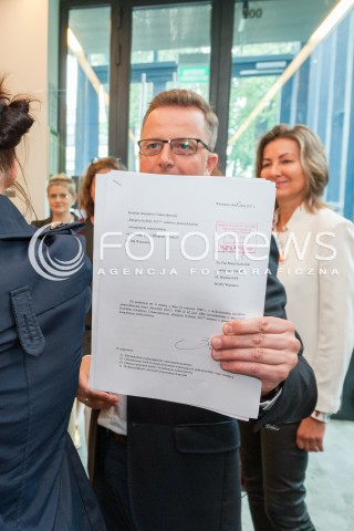  13.07.2017 WARSZAWA<br />ZLOZENIE DO SEJMU PROJEKTU USTAWY O PRAWACH KOBIET I SWIADOMYM RODZICIELSTWIE PRZEZ KOMITET INICJATYWY USTAWODAWCZEJ RATUJMY KOBIETY<br />N/Z DARIUSZ JONSKI <br /> 