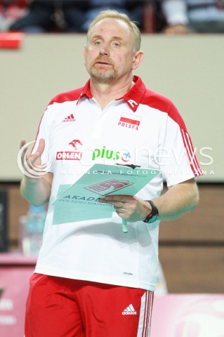  14.07.2017 OSTROWIEC SWIETOKRZYSKI <br />SIATKOWKA KOBIET <br />WORLD GRAND PRIX II DYWIZJI 2017 FIVB VOLLEYBALL <br />MECZ POLSKA - PERU ( POLAND - PERU ) <br />N/Z JACEK NAWROCKI - I TRENER ( HEAD COACH ) SYLWETKA <br /> 