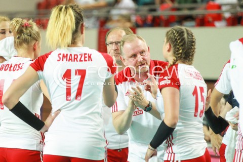  14.07.2017 OSTROWIEC SWIETOKRZYSKI <br />SIATKOWKA KOBIET <br />WORLD GRAND PRIX II DYWIZJI 2017 FIVB VOLLEYBALL <br />MECZ POLSKA - PERU ( POLAND - PERU ) <br />N/Z JACEK NAWROCKI - I TRENER ( HEAD COACH ) MARTYNA GRAJBER RADOSC EMOCJE <br /> 