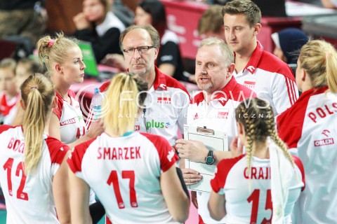  14.07.2017 OSTROWIEC SWIETOKRZYSKI <br />SIATKOWKA KOBIET <br />WORLD GRAND PRIX II DYWIZJI 2017 FIVB VOLLEYBALL <br />MECZ POLSKA - PERU ( POLAND - PERU ) <br />N/Z JACEK NAWROCKI - I TRENER ( HEAD COACH ) WALDEMAR KAWKA - II TRENER ( ASSISTANT COACH ) <br /> 