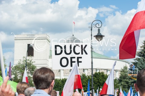  16.07.2017 WARSZAWA<br />MANIFESTACJA OPOZYCJI POD SEJMEM<br />N/Z UCZESTNICY PROTESTU NA TLE PARLAMENTU<br /> 