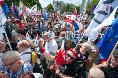  16.07.2017 WARSZAWA<br />MANIFESTACJA OPOZYCJI POD SEJMEM<br />N/Z UCZESTNICY PROTESTU<br /> 