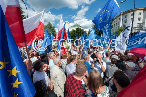  16.07.2017 WARSZAWA<br />MANIFESTACJA OPOZYCJI POD SEJMEM<br />N/Z UCZESTNICY PROTESTU<br /> 