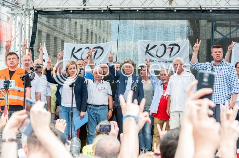  16.07.2017 WARSZAWA<br />MANIFESTACJA OPOZYCJI POD SEJMEM<br />N/Z LESZEK BALCEROWICZ ANDRZEJ CELINSKI JAROSLAW MARCINIAK KRZYSZTOF LOZINSKI WLADYSLAW FRASYNIUK<br /> 