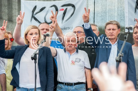  16.07.2017 WARSZAWA<br />MANIFESTACJA OPOZYCJI POD SEJMEM<br />N/Z LESZEK BALCEROWICZ KRZYSZTOF LOZINSKI<br /> 
