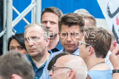  16.07.2017 WARSZAWA<br />MANIFESTACJA OPOZYCJI POD SEJMEM<br />N/Z GRZEGORZ SCHETYNA RYSZARD PETRU <br /> 