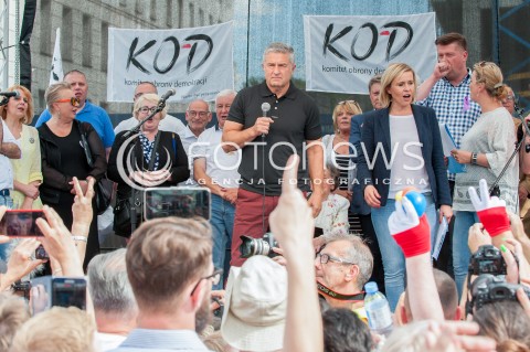  16.07.2017 WARSZAWA<br />MANIFESTACJA OPOZYCJI POD SEJMEM<br />N/Z WLADYSLAW FRASYNIUK JAROSLAW MARCINIAK STANISLAWA CELINSKA LESZEK BALCEROWICZ KRZYSZTOF LOZINSKI HENRYKA KRZYWONOS JAN LITYNSKI<br /> 
