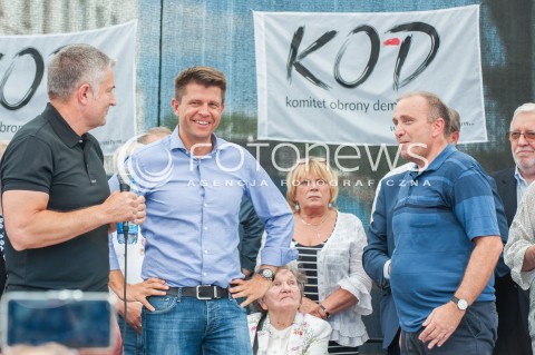 Manifestacja opozycji pod Sejmem w Warszawie