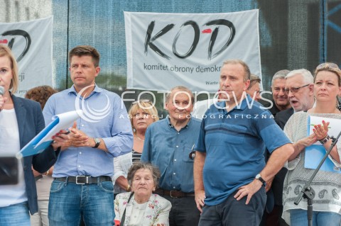  16.07.2017 WARSZAWA<br />MANIFESTACJA OPOZYCJI POD SEJMEM<br />N/Z RYSZARD PETRU GRZEGORZ SCHETYNA <br /> 