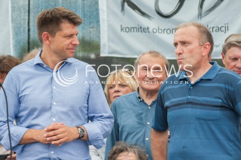  16.07.2017 WARSZAWA<br />MANIFESTACJA OPOZYCJI POD SEJMEM<br />N/Z GRZEGORZ SCHETYNA RYSZARD PETRU <br /> 