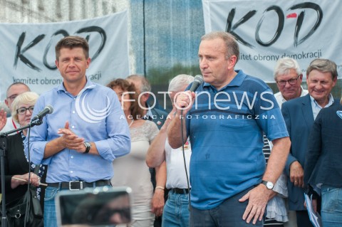  16.07.2017 WARSZAWA<br />MANIFESTACJA OPOZYCJI POD SEJMEM<br />N/Z GRZEGORZ SCHETYNA RYSZARD PETRU <br /> 