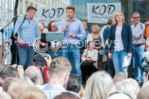  16.07.2017 WARSZAWA<br />MANIFESTACJA OPOZYCJI POD SEJMEM<br />N/Z RYSZARD PETRU JACEK ZAKOWSKI DOROTA STALINSKA WANDA TRACZYK STAWSKA KRZYSZTOF LOZINSKI<br /> 
