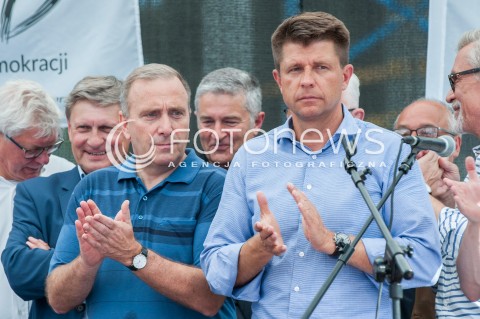  16.07.2017 WARSZAWA<br />MANIFESTACJA OPOZYCJI POD SEJMEM<br />N/Z GRZEGORZ SCHETYNA RYSZARD PETRU<br /> 