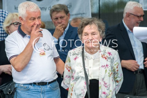  16.07.2017 WARSZAWA<br />MANIFESTACJA OPOZYCJI POD SEJMEM<br />N/Z KRZYSZTOF LOZINSKI WANDA TRACZYK STAWSKA <br /> 