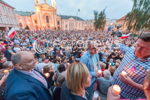  16.07.2017 WARSZAWA<br />LANCUCH SWIATLA POD SADEM NAJWYZSZYM<br />N/Z UCZESTNICY WYDARZENIA JAROSLAW MARCINIAK<br /> 