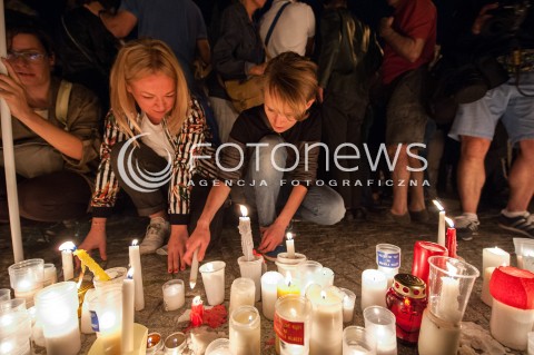  16.07.2017 WARSZAWA<br />LANCUCH SWIATLA POD SADEM NAJWYZSZYM<br />N/Z UCZESTNICY WYDARZENIA ZAPALAJACY SWIECE<br /> 