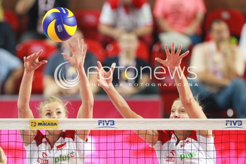  16.07.2017 OSTROWIEC SWIETOKRZYSKI <br />SIATKOWKA KOBIET <br />WORLD GRAND PRIX II DYWIZJI 2017 FIVB VOLLEYBALL <br />MECZ POLSKA - KOREA POLUDNIOWA ( POLAND - KOREA ) <br />N/Z JOANNA WOLOSZ ZUZANNA EFIMIENKO - MLOTKOWSKA BLOK<br /> 