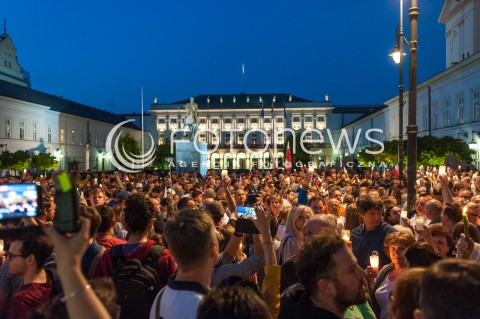 Łańcuch światła pod Pałacem Prezydenckim w Warszawie