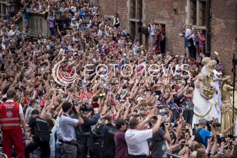  18.07.2017 GDANSK<br />WIZYTA KSIEZNEJ KATE I KSIECIA WILLIAMA W GDANSKU<br />N/Z TLUM WITAJACY KSIEZNA I KSIECIA CAMBRIDGE  <br /> 