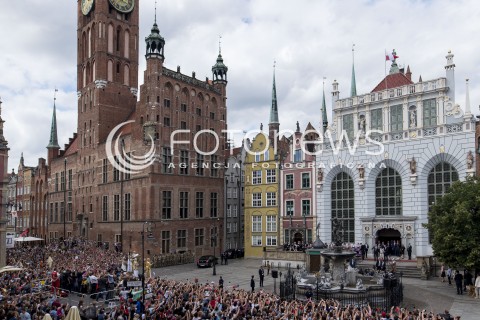  18.07.2017 GDANSK<br />WIZYTA KSIEZNEJ KATE I KSIECIA WILLIAMA W GDANSKU<br />N/Z TLUM WITAJACY KSIEZNA I KSIECIA CAMBRIDGE  <br /> 