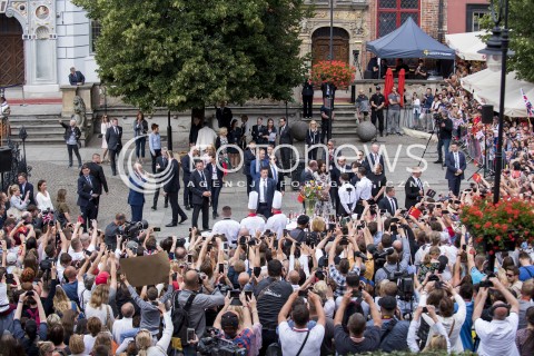  18.07.2017 GDANSK<br />WIZYTA KSIEZNEJ KATE I KSIECIA WILLIAMA W GDANSKU<br />N/Z TLUM WITAJACY KSIEZNA I KSIECIA CAMBRIDGE  <br /> 
