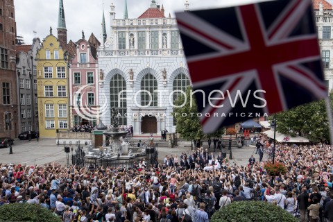  18.07.2017 GDANSK<br />WIZYTA KSIEZNEJ KATE I KSIECIA WILLIAMA W GDANSKU<br />N/Z TLUM WITAJACY KSIEZNA I KSIECIA CAMBRIDGE  <br /> 