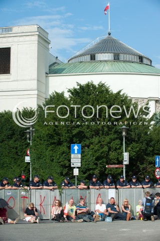  20.07.2017 WARSZAWA<br />MANIFESTACJA OPOZYCJI POD SEJMEM<br />N/Z MANIFESTANCI I POLICJA NA TLE SEJMU<br /> 