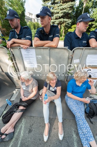  20.07.2017 WARSZAWA<br />MANIFESTACJA OPOZYCJI POD SEJMEM<br />N/Z MANIFESTANCI I POLICJA<br /> 