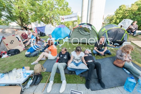  20.07.2017 WARSZAWA<br />MANIFESTACJA OPOZYCJI POD SEJMEM<br />N/Z UCZESTNICY PROTESTU NA TLE NAMIOTOW<br /> 