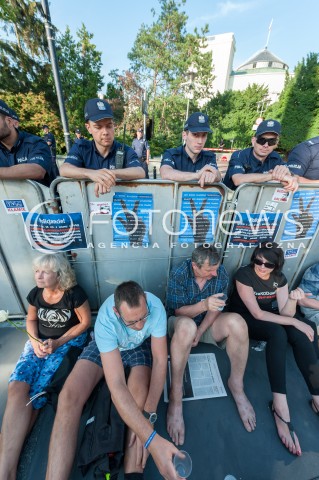  20.07.2017 WARSZAWA<br />MANIFESTACJA OPOZYCJI POD SEJMEM<br />N/Z UCZESTNICY PROTESTU I POLICJA NA TLE SEJMU<br /> 