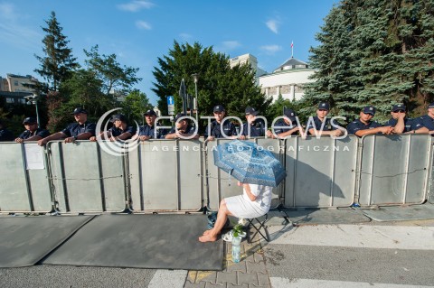  20.07.2017 WARSZAWA<br />MANIFESTACJA OPOZYCJI POD SEJMEM<br />N/Z UCZESTNICY PROTESTU I POLICJA NA TLE SEJMU<br /> 