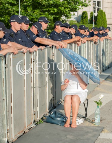  20.07.2017 WARSZAWA<br />MANIFESTACJA OPOZYCJI POD SEJMEM<br />N/Z UCZESTNICY PROTESTU I POLICJA<br /> 