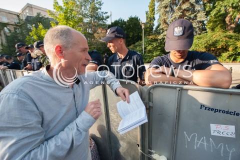  20.07.2017 WARSZAWA<br />MANIFESTACJA OPOZYCJI POD SEJMEM<br />N/Z UCZESTNICY PROTESTU I POLICJANCI<br /> 
