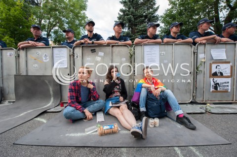 Manifestacja opozycji pod Sejmem w Warszawie