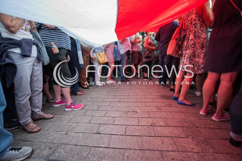  20.07.2017 WARSZAWA<br />LANCUCH SWIATLA POD PALACEM PREZYDENCKIM<br />N/Z FLAGA<br /> 