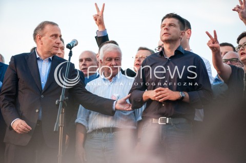  20.07.2017 WARSZAWA<br />LANCUCH SWIATLA POD PALACEM PREZYDENCKIM<br />N/Z GRZEGORZ SCHETYNA RYSZARD PETRU KRZYSZTOF LOZINSKI<br /> 